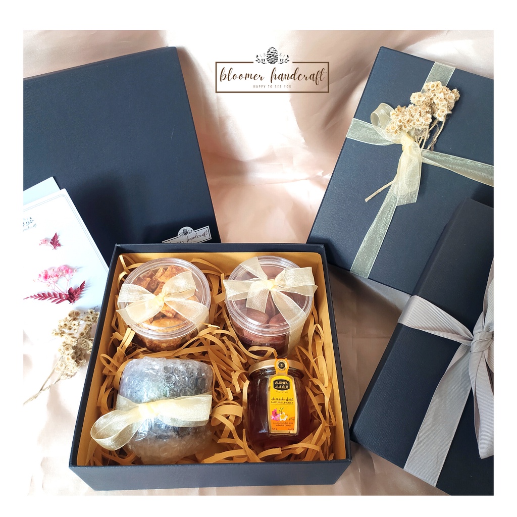 

PARCEL HAMPERS LEBARAN / PARSEL IDUL FITRI PREMIUM BOX HAMPERS LEBARAN / HAMPERS LEBARAN 2023 EXCLUSIF / Paket Kareem