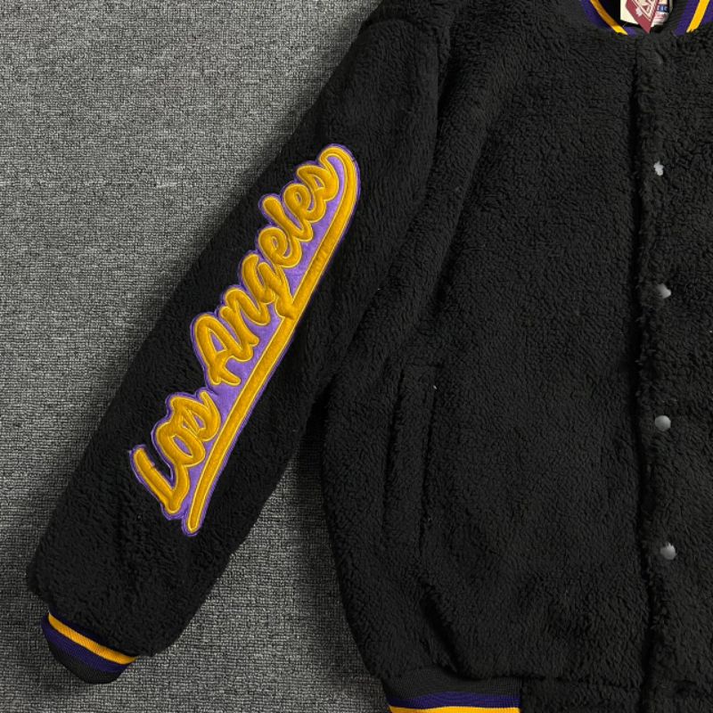 JAKET BOMBER VARSITY LAKERS LOS ANGELES SHERPA BORDIR FULL TAG LABEL CASUAL HYPE