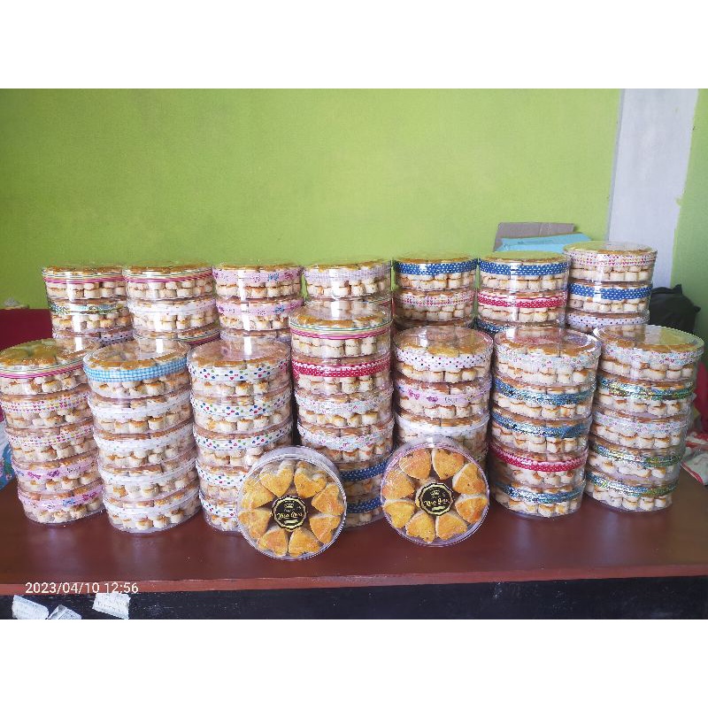 

(RAMAH UNTUK PENDERITA GULA N YG LAGI DIET) toples kemasan 500gr kuker/kue kering/nastar/mete/kastangel/thumprint/putri salju/semprit/mede TOKO RISASORA kemasan 500gr