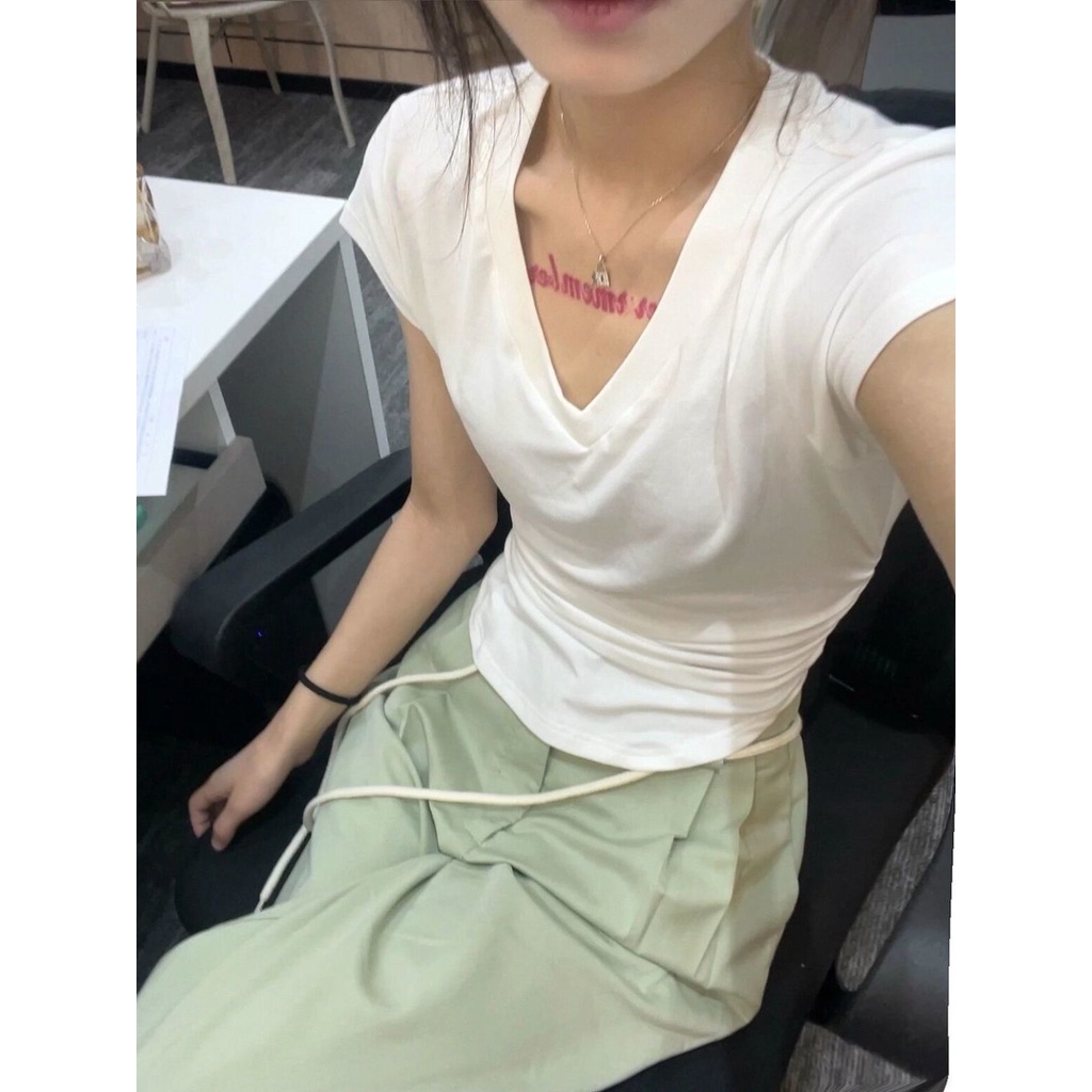 Red Irregular V-neck slim fit tipis T-shirt wanita lengan pendek rasa desain ceruk musim panas baru manis hot gadis keinginan murni atas tren