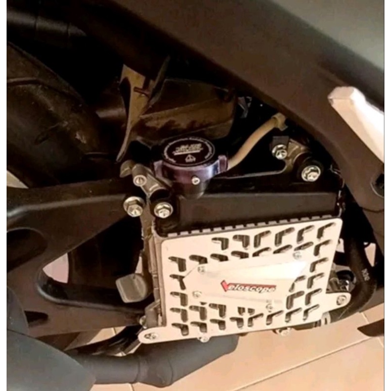 TUTUP RADIATOR EARLS CARBON COVER TUTUP CUP AIR RADIATOR HRC EARLS MUGEN CNC NMAX OLD NMAX NEW AEROX PCX VARIO CBR VIXION VARIO EARLS CARBON COVER TUTUP CAP RADIATOR MOBIL VIXION CBR NINJA ALMUNIUM CNC EARLS