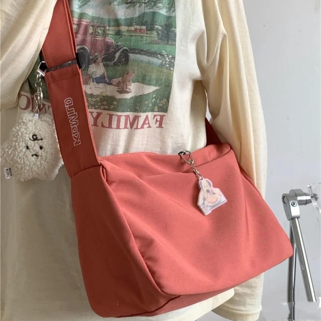 ஐ◆Sera Niche Retro Street Shooting Sederhana Kapasitas Besar Messenger Tas Wanita All-Match Kasual Tas Bahu Kelas Komuter Tas