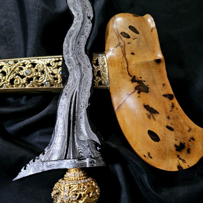 Keris Parungsari III Luk 13 Pamor Pedaringan Kebak