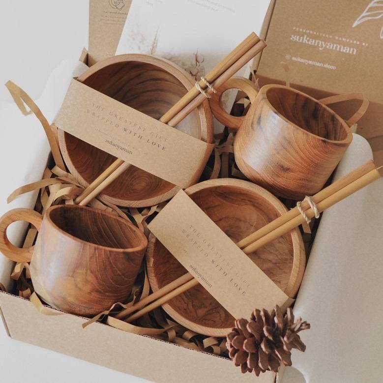 

Terbaru Wedding Gift Set | Hadiah Pernikahan | Hampers Peralatan Makan Kayu Jati | Birthday gift set | Wedding Hampers | Kado pernikahan