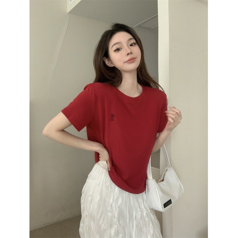 Red Sederhana Bordir Lengan Pendek Bahu Lengan Pendek T-shirt Wanita Musim Panas 2023 Baru Longgar dan Serbaguna Leher Bulat Ramping top Ins