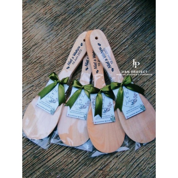 Souvenir Pernikahan centong kayu