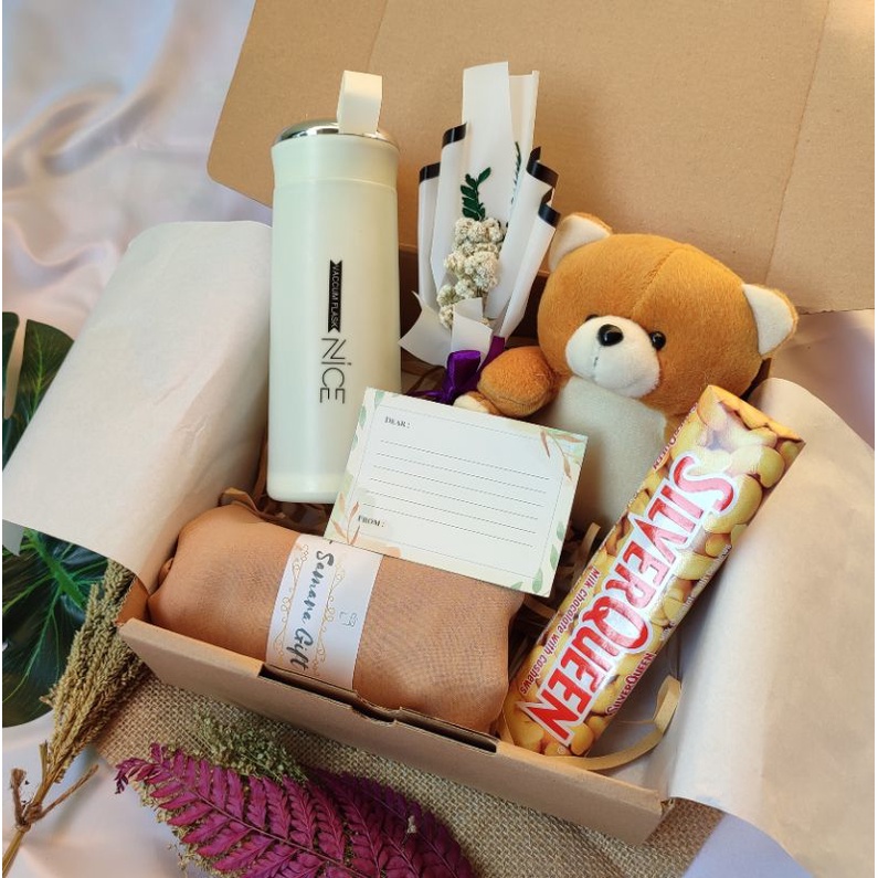 

KADO HAMPERS BONEKA HADIAH ULANG TAHUN / WISUDA / WEDING GIFT BOX