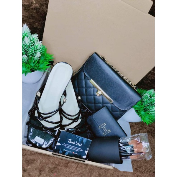 

PAKET HAMPERS CEWEK HEELS