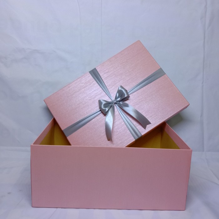 

Terlaris Kotak Kado Gift Box + 30X20X20 Cm + Berpita