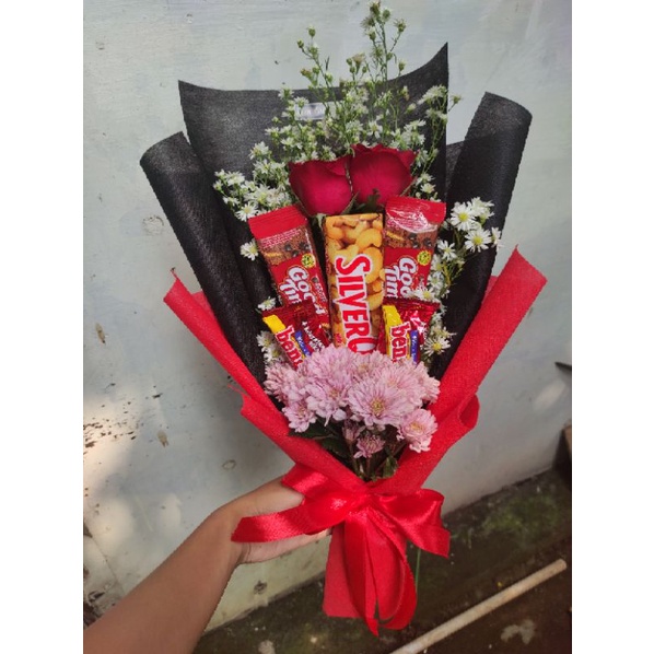 buket  bunga mawar asli + coklat & snack hadiah valentine wisuda ulangtahun