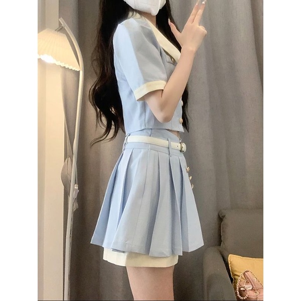 Red Xiaoxiangfeng warna Perancis kontras top lengan pendek setelan rok lipit wanita desain keinginan murni jahitan kemeja ramping