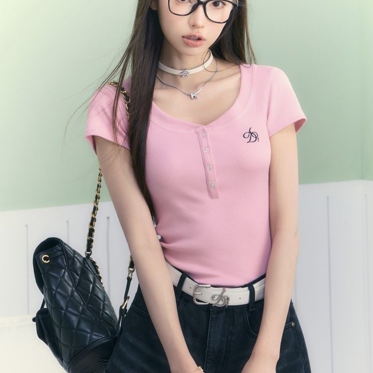 Red ANDYET AD1 23/SS Asli Bordir Logo Tombol Setengah Kerah Terbuka Lengan Pendek Musim Panas Ramping Rajutan T-shirt untuk Wanita