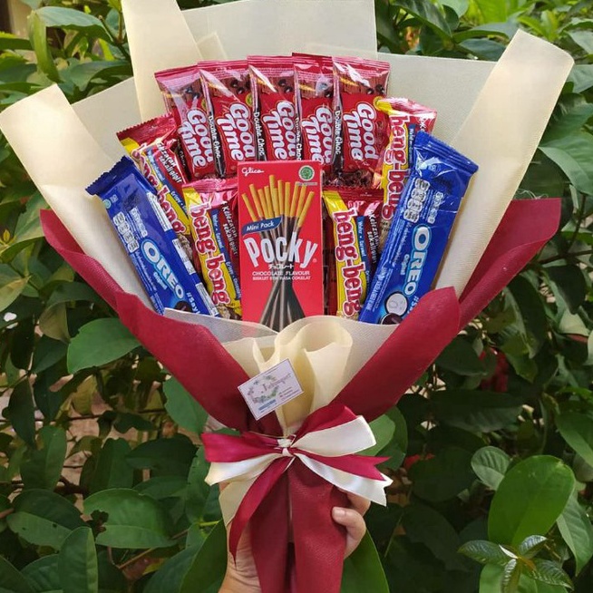 

KQWP9274㊨ (S) BUKET CANTIK GOOD TIME MENAWAN/paket/bingkisan Snack Ulang Tahun/Ultah/ Wisuda/Kado/Hadiah ㊯