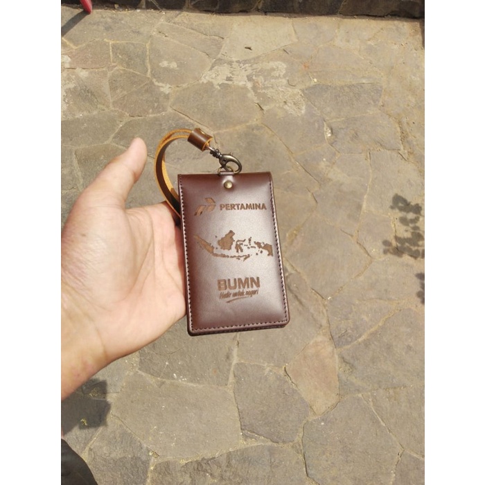 

Name Tag Id Card Holder Kulit Double Magnet Logo Pertana Coktu