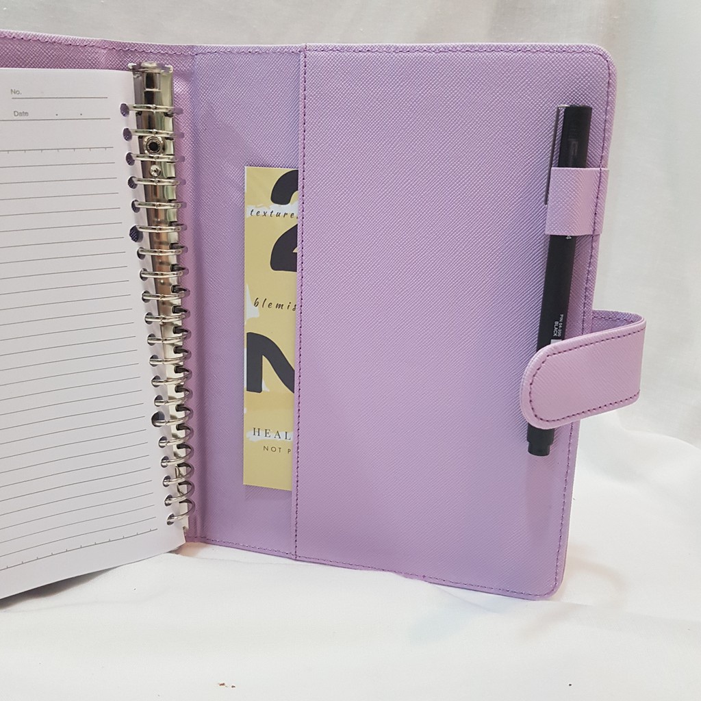 

Z76 BINDER POLOS EKSKLUSIF A5 20 RING AGENDA POLOS EKSKLUSIF A5 POLOS 20 RING BINDER A5 20 RING