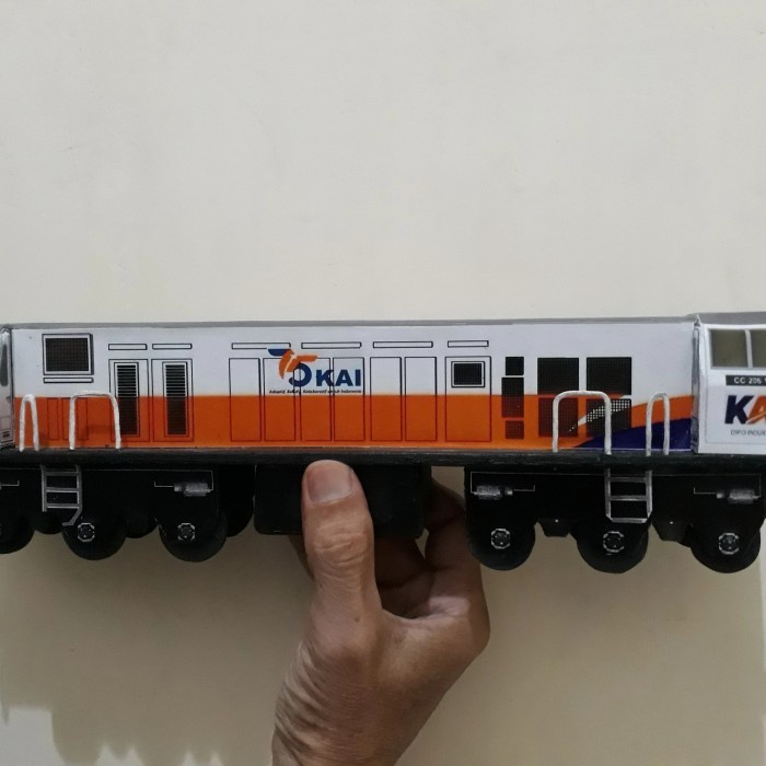 HOT SALE SALE MINIATUR KERETA API KAYU - LOKOMOTIF SERI CC206 TERBARU