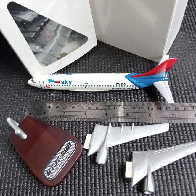 Miniatur Diecast Pesawat Boeing 737-300 Sky Aviation 1:200 Import