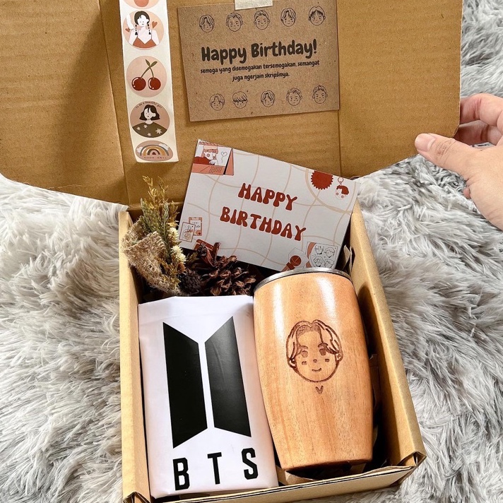 

NSHV1020 Terbaru 3.3 Hampers BTS / FREE UKIR GRAFIR NAMA / parcel lebaran / /hampers lebaran / Kado Pernikahan / Hampers Wedding / Kado Ultah / Kado Wisuda / Hadiah Aesthetic / Hampers Ultah / Hampers Unik / Wedding Gift / Kado Birthday / Kado natal / P