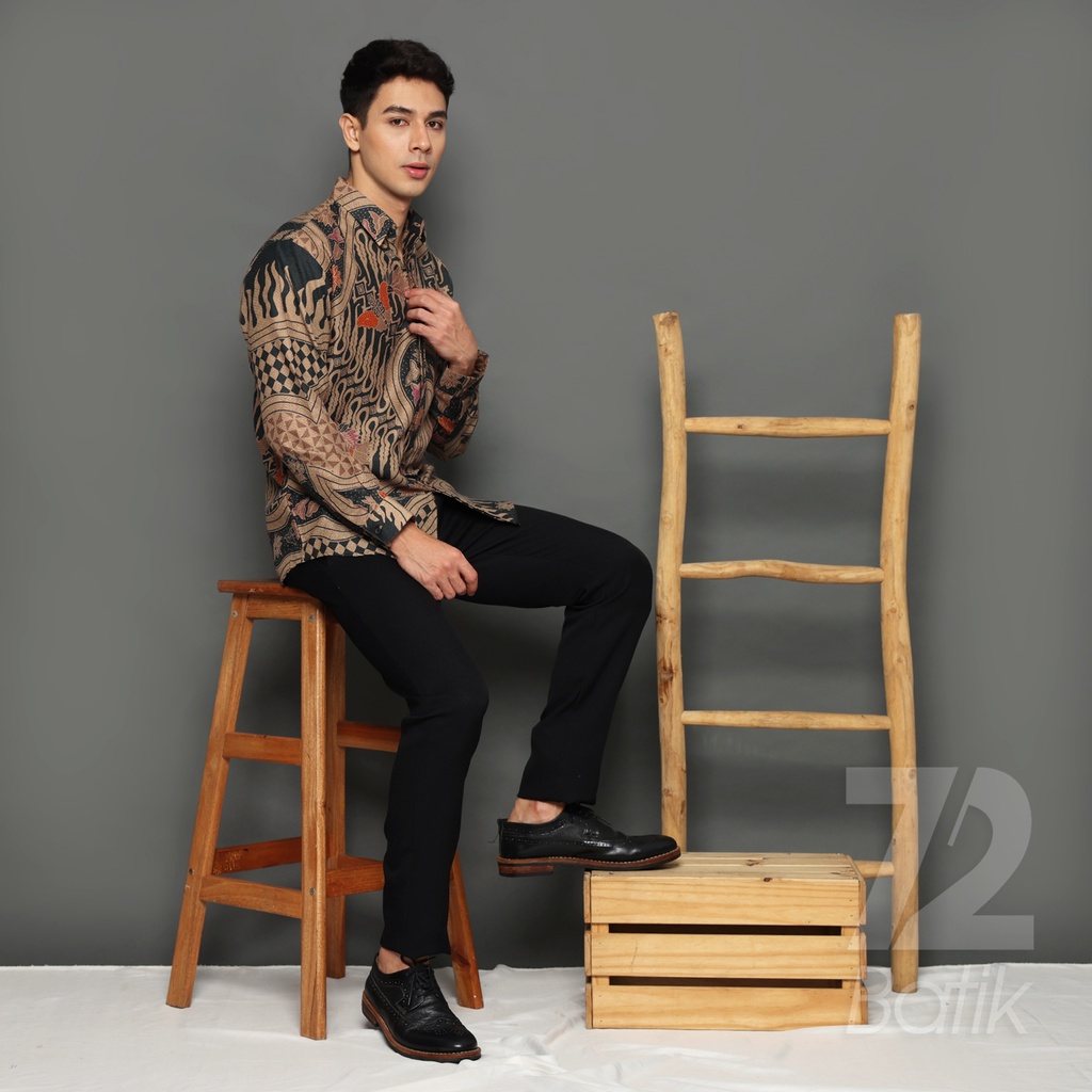 KEMEJA BATIK PRIA LENGAN PANJANG Kemeja Dobby Slimfit Motif Parang Kupu Warna Hitam Coklat 723158 Cap 72 - Baju Kemeja Atasan Pakaian Setelan Batik Pria Cowok Laki Laki Remaja Keluarga Kantor Lengan Panjang Modern Slimfit Slim Fit Premium Kekinian