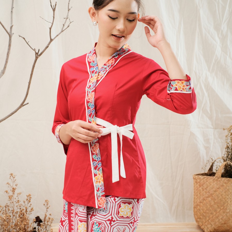 Kebaya Batik Kirana Lengan 7/8 Meradelima Katun Jepang Merah