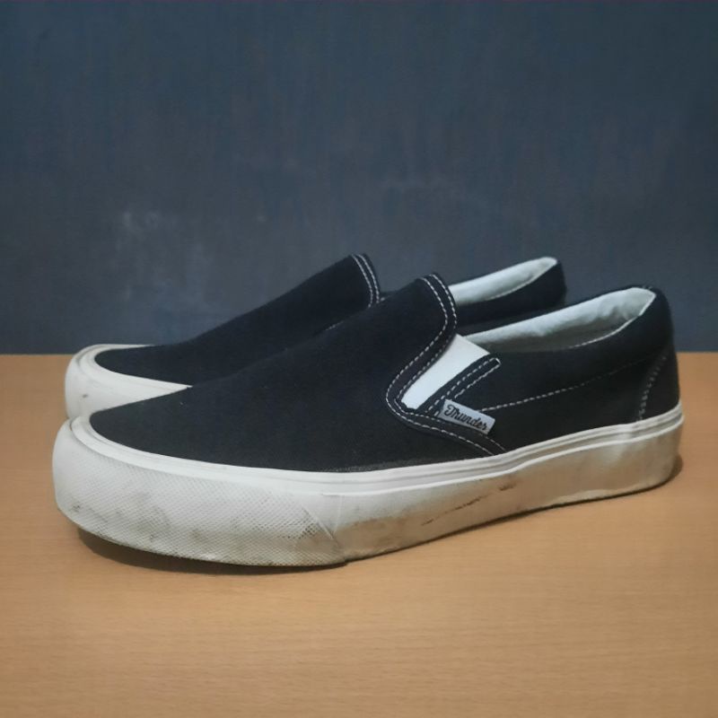 Thunderbear slip on black - white