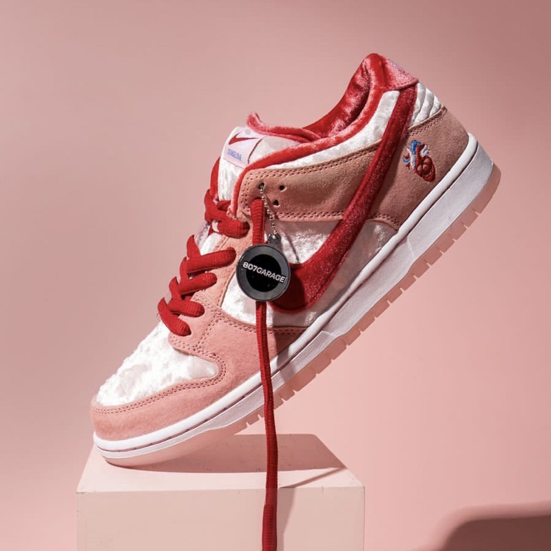 Dunk Low SB Strange Love Valentine Day