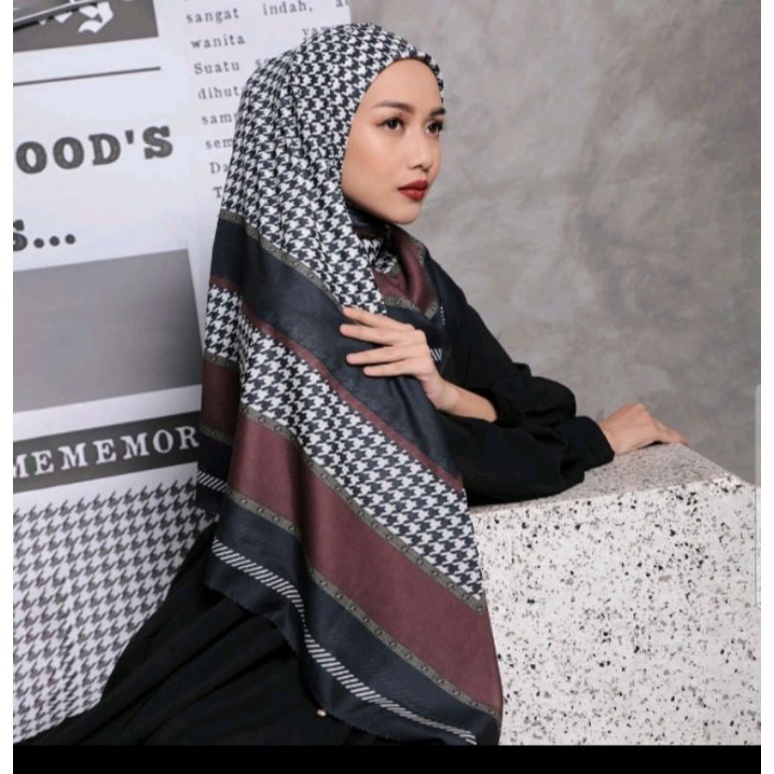 zaskia sungkar lexa scarf warna black maroon