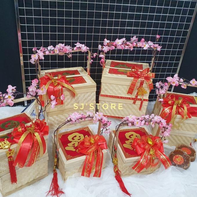 

Chinese new year box hampers kue