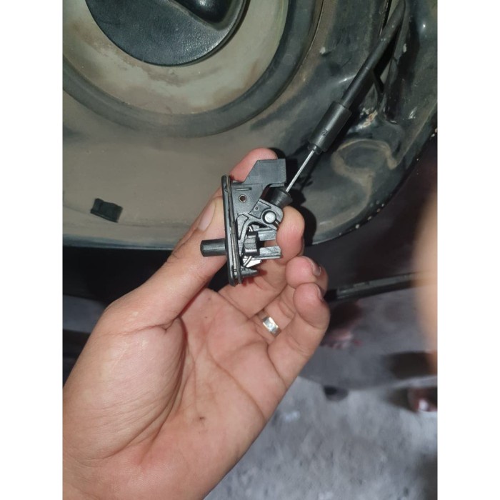 SNGE Datsun Go Lock Rod Tonjokan Knob Pembuka Tutup Tangki Bensin Nissan