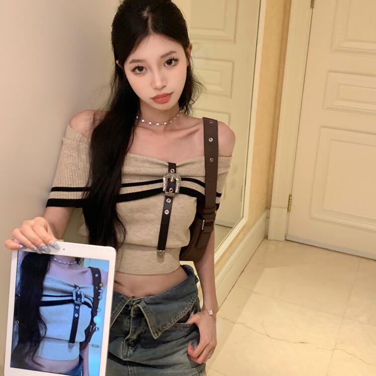 Red Spice girl one-shoulder lengan pendek rajutan bottoming shirt wanita musim panas versi Korea dari tulang selangka rasa desain niche slim short top