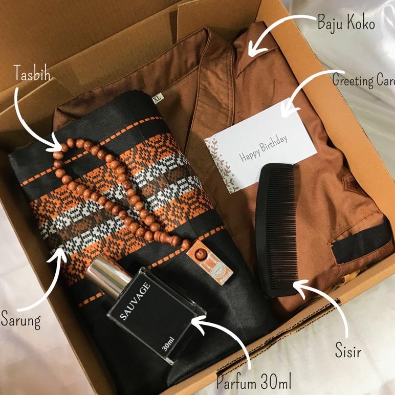 

[B1126][COKLAT]KADO SARUNG DAN BAJU KOKO/KADO ULANG TAHUN/KADO COWOK/HADIAH ULANG TAHUN/KADO PACAR/KADO ANNIVERSARY/KADO PERNIKAHAN/KADOWEDDING/HADIAH COWOK/GIFT BOX COWOK/HAMPERS COWOK .