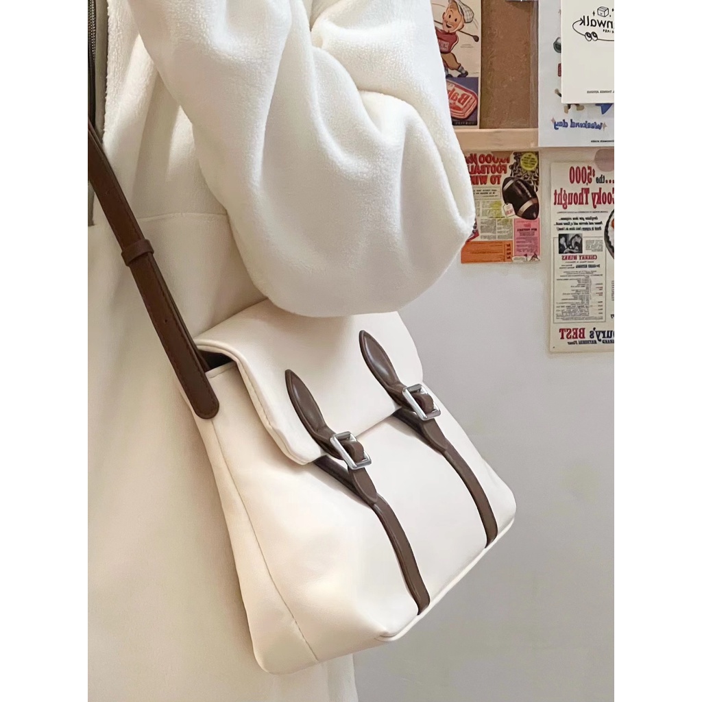 ✷Sera  Toko Gaya Retro Berkapasitas Besar Kelas Commuter Tas 2023 Musim Semi Niche Kulit Lembut Tekstur Cambridge Tas Messenger Tas