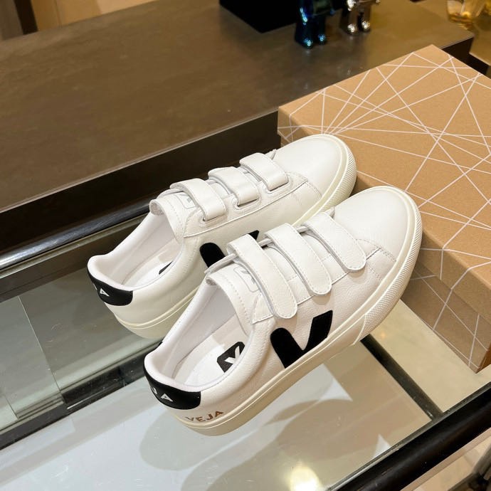 French Veja little white shoes, lace-up flat heels, casual trainers