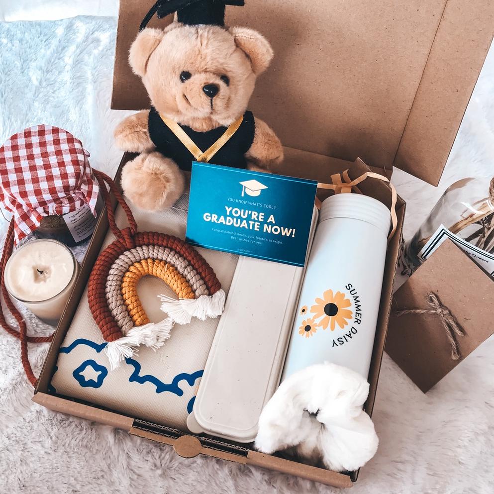 

8.8 HAMPERS/GIFT BOX WISUDA, ULANG TAHUN, ANNIVERSARY DLL - TOTEBAG EDITION