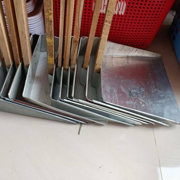 Star seller pengki kaleng murah / pengki seng gagang kayu serokan sampah pengki tradisional Serok Sa