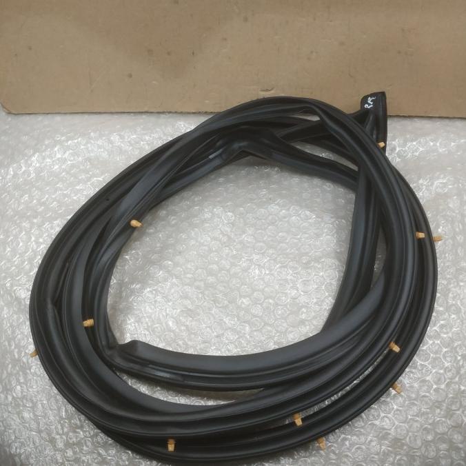 84661-56B02 Weatherstrip Rear Door RH Vitara Lama, Escudo, Sidekick separe part suzuki termurah