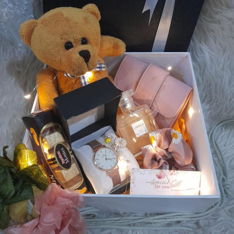 

B2) Hampers Ulang Tahun Gift Box Kotak Kado Hampers Cewek Sahabat Hadiah Anniversary Kado Wisuda Kelulusan Graduation Hampers Boneka Beruang Coklat Dompet Wanita Jam Tangan Wanita