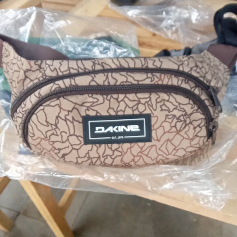 tas selempang dada DAKINE EST.1979