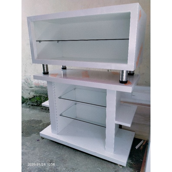 Meja TV minimalis modern cocok untuk kontrakan.