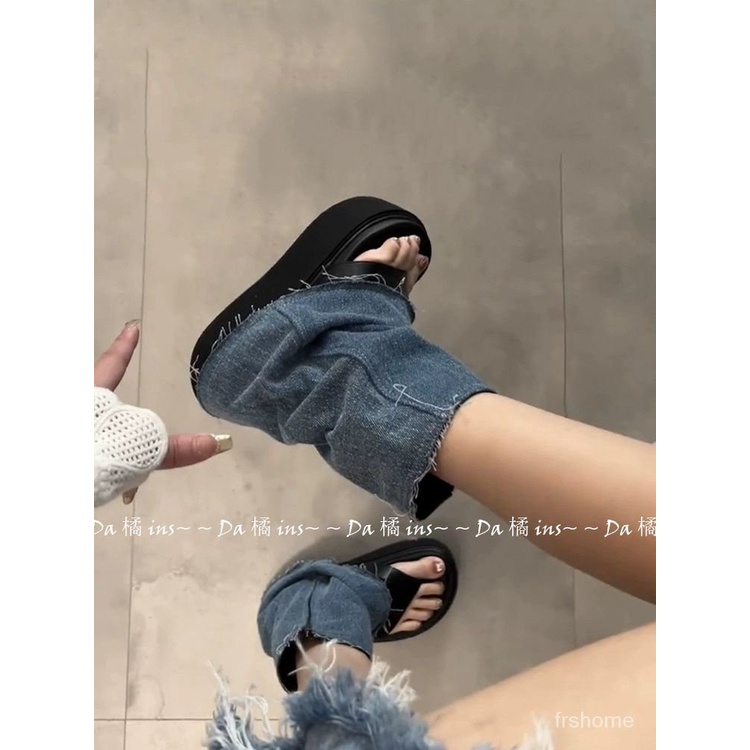 Desain rasa ceruk bagian bawah tebal pakaian luar sepatu bot tabung jeans wanita 2023 sandal ujung t