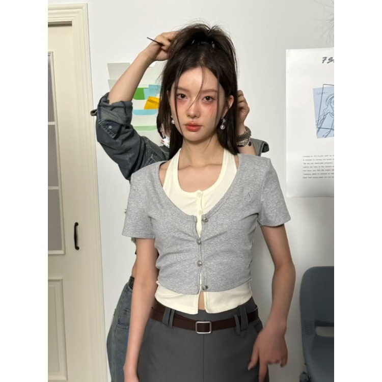 Red Palsu Dua Rasa Desain T-shirt Wanita Musim Panas 2023 Baru Gaya Pendek Slim Cardigan Leher Gantung Gadis Panas top In