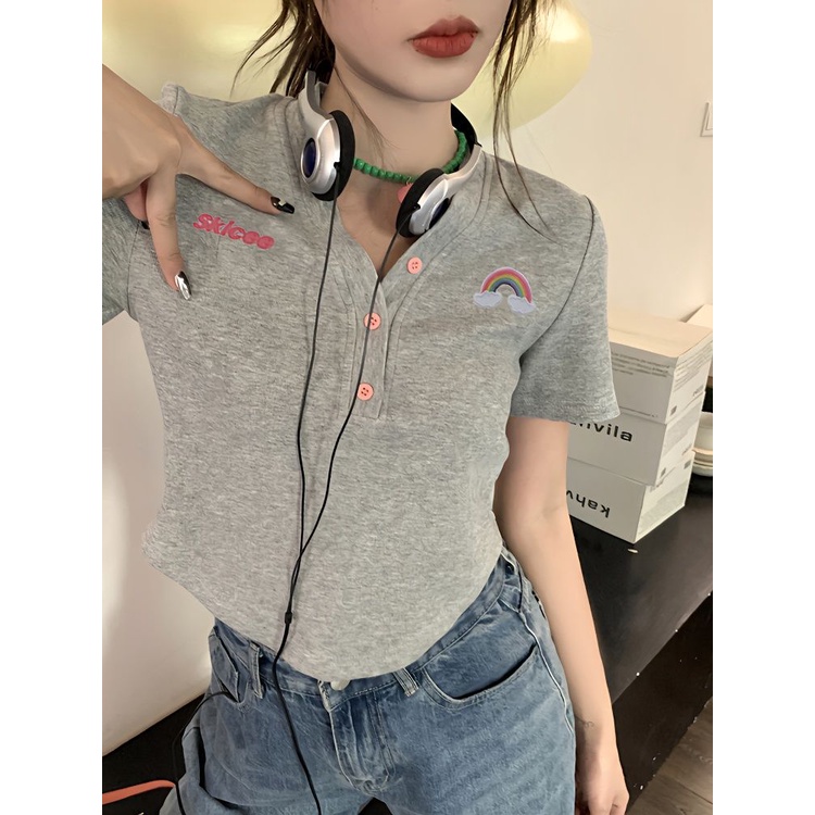 Red V-Leher Bordir Lengan Pendek Bahu T-shirt Wanita Musim Panas Desain Baru Manis Gadis Seksi Pendek Bagian Slim Chic Top Trendi