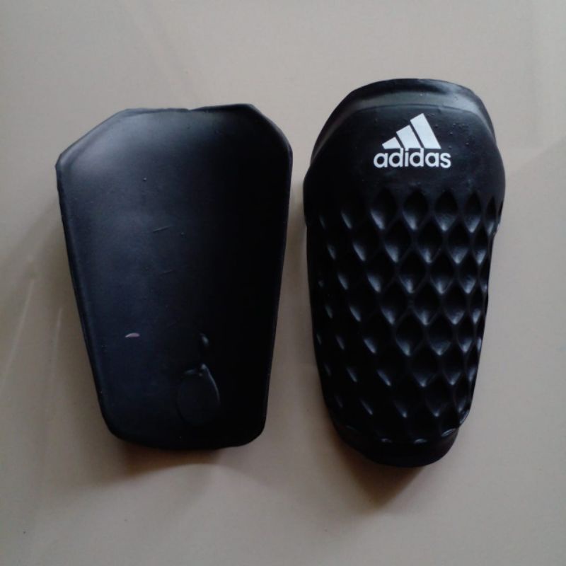 SKIN DEKER SHINGUARD PELINDUNG KAKI KARET ADIDAS HITAM SEPAK BOLA FUTSAL OLAHRAGA SKINDEKER TULANG