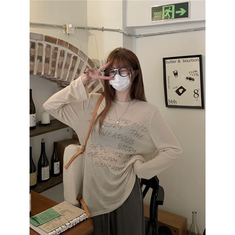 Red Ins style letter printing lengan panjang T-shirt wanita musim panas leher bulat tipis versi Korea dari micro-permeable loose slim sunscreen top