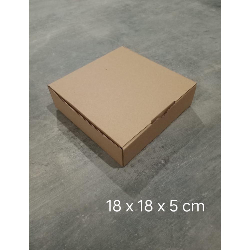 

Sale 7.7 (10pcs) Kardus Uk. 18x18x5 cm....Die Cut kotak Kue, snack -aksesoris-dll model box pizza