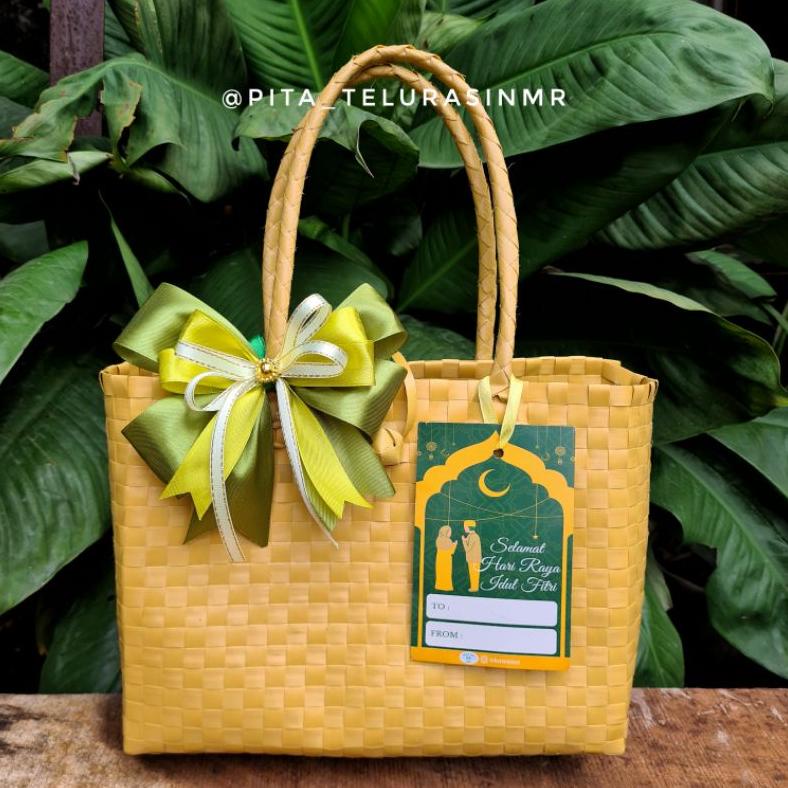 

7.7 TAS HAMPERS LEBARAN IDUL FITRI - TAS ANYAM PLASTIK KOTAK TERMASUK PITA DAN KARTU
