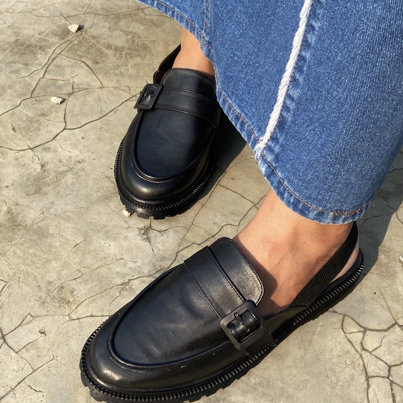 Mauraa titania shoes // HITAM