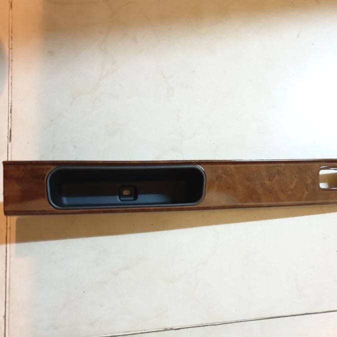 Cover Power Window Panel Wood Belakang Kiri Asli Mitsubishi Kuda