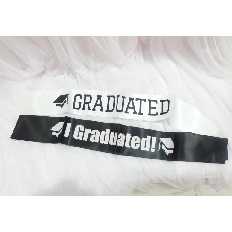 

Diskon Selempang I Graduate Hitam Putih Pink Biru Sablon