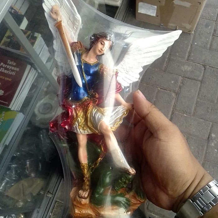 Althis- Koleksi Pajangan Patung St Michael
